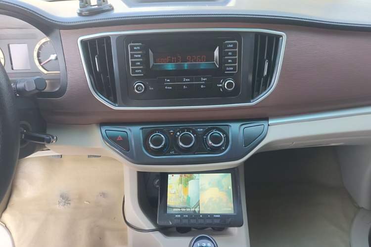 Used FORTHING Lingzhi 2019 M5L 1.6L 7-Seater Base Model China VI Standard Audio And AC Panel