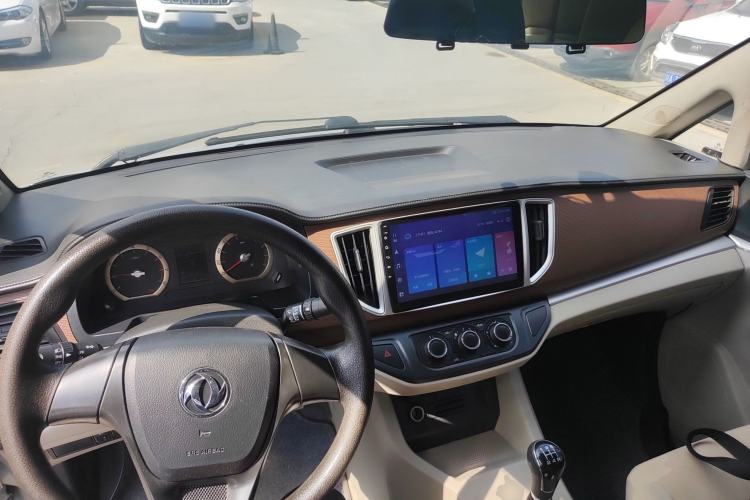 Used FORTHING Lingzhi 2019 Facelifted M5L 1.6L 7-Seater Base Model China VI Standard Center Console