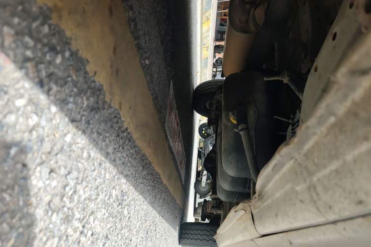 Used FORTHING Lingzhi 2019 M5 1.6L 7-Seater Base Model China VI Chassis Front Left