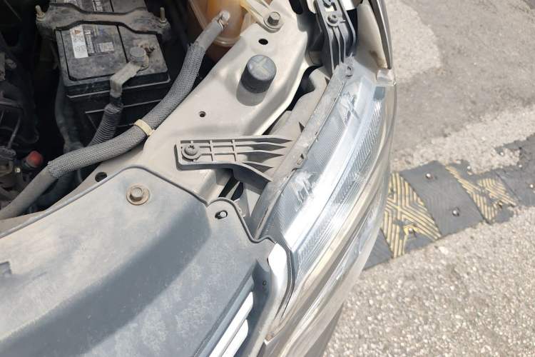Used FORTHING Lingzhi 2019 M5 1.6L 7-Seater Base Model China VI Engine Bay Left