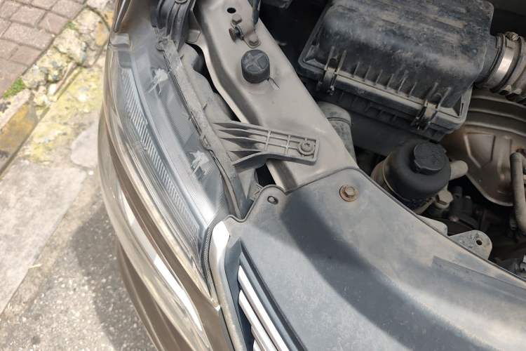 Used FORTHING Lingzhi 2019 M5 1.6L 7-Seater Base Model China VI Engine Bay Right