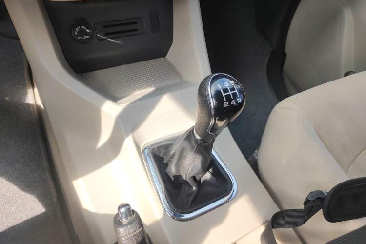 Used FORTHING Lingzhi 2019 Facelifted M5L 1.6L 7-Seater Base Model China VI Standard Gear Lever