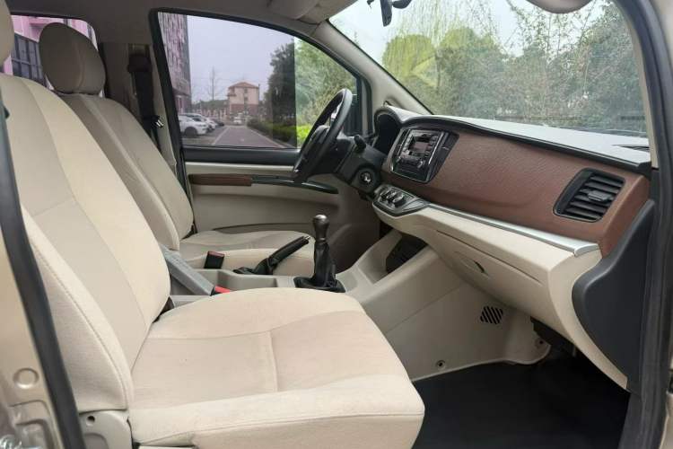 Used FORTHING Lingzhi 2019 M5L 1.6L 7-Seater Base Model China VI Standard Interior 3