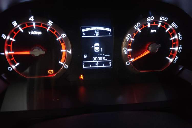 Used FORTHING Lingzhi 2019 M5 1.6L Exclusive Edition 7-Seater Odometer Close Up