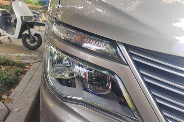 Used FORTHING Lingzhi 2019 Facelifted M5L 1.6L 7-Seater Base Model China VI Standard Right Front Headlight