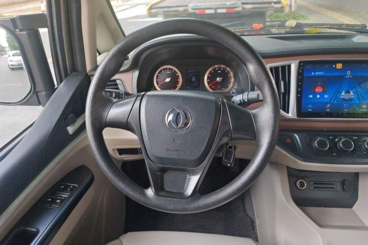 Used FORTHING Lingzhi 2019 Facelifted M5L 1.6L 7-Seater Base Model China VI Standard Steering Wheel