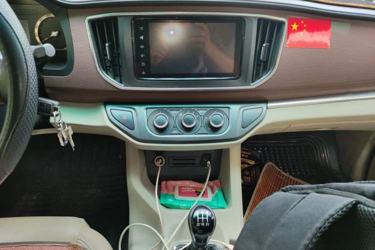 Used FORTHING Lingzhi 2019 M5L 1.6L 7-Seater Luxury Model China VI Standard Audio And AC Panel