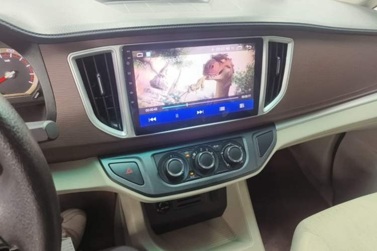 Used FORTHING Lingzhi 2019 M5L 1.6L 7-Seater Base Model China VI Standard Audio And AC Panel