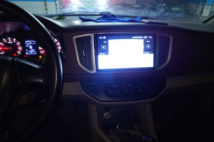 Used FORTHING Lingzhi 2019 M5L 1.6L 7-Seater Exclusive Model China VI Standard Audio And AC Panel