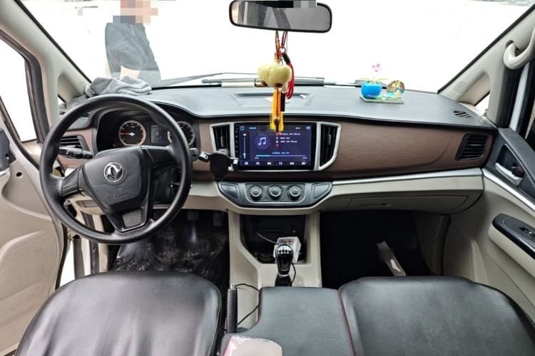 Used FORTHING Lingzhi 2019 Facelifted M5L 1.6L 9-Seater Base Model China VI Standard Center Console