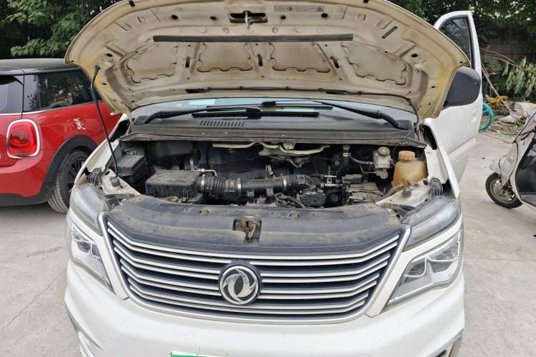 Used FORTHING Lingzhi 2019 Facelifted M5L 1.6L 9-Seater Base Model China VI Standard Engine Bay
