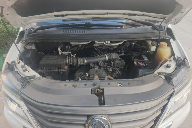 Used FORTHING Lingzhi 2019 M5L 1.6L 7-Seater Luxury Model China VI Standard Engine Bay