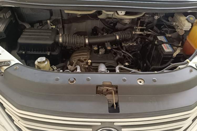 Used FORTHING Lingzhi 2019 M5L 1.6L 7-Seater Base Model China VI Standard Engine Bay
