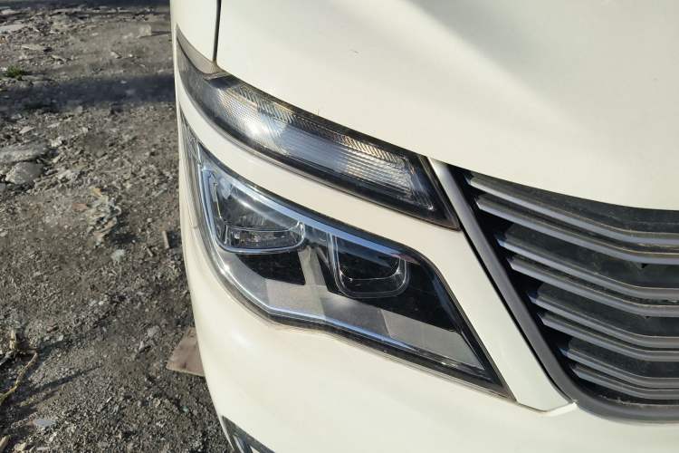 Used FORTHING Lingzhi 2019 M5 1.6L 7-Seater Luxury Model China VI Standard Right Front Headlight