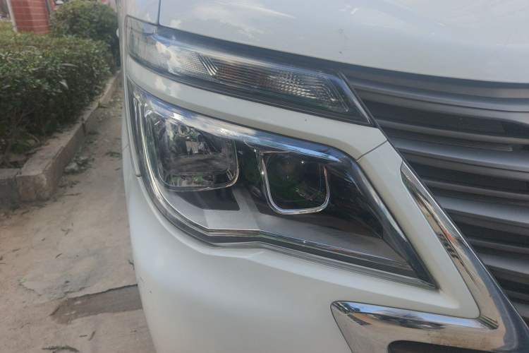 Used FORTHING Lingzhi 2019 M5L 1.6L 7-Seater Luxury Model China VI Standard Right Front Headlight