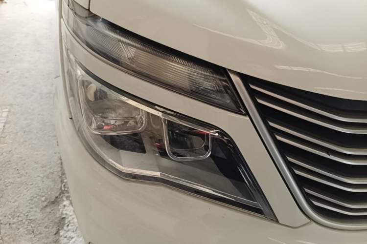 Used FORTHING Lingzhi 2019 M5L 1.6L 7-Seater Base Model China VI Standard Right Front Headlight