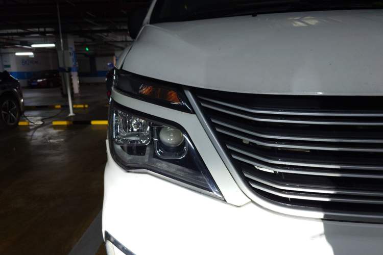 Used FORTHING Lingzhi 2019 M5L 1.6L 7-Seater Exclusive Model China VI Standard Right Front Headlight
