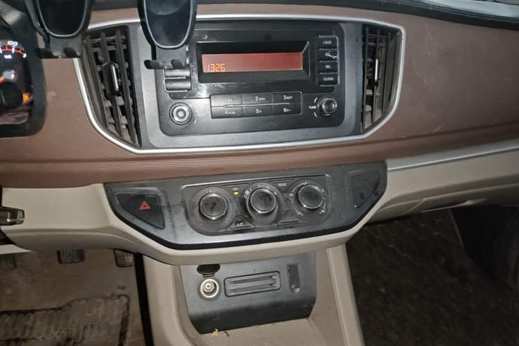 Used FORTHING Lingzhi 2019 M5L 1.6L 7-Seater Exclusive Model China VI Standard Audio And AC Panel