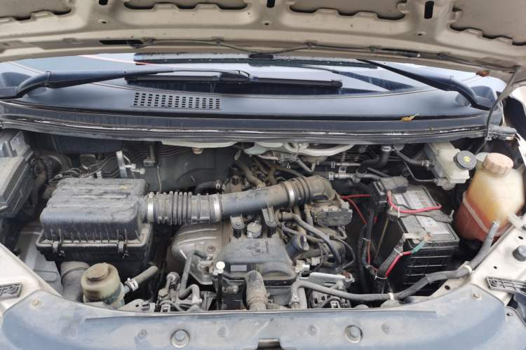 Used FORTHING Lingzhi 2019 M5L 1.6L 7-Seater Exclusive Model China VI Standard Engine Bay
