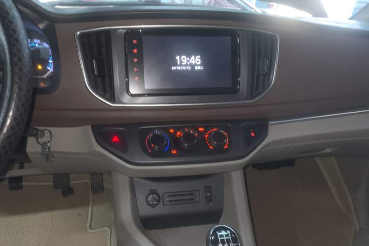 Used FORTHING Lingzhi 2020 M5L 1.6L Luxury 7-Seater Audio And AC Panel