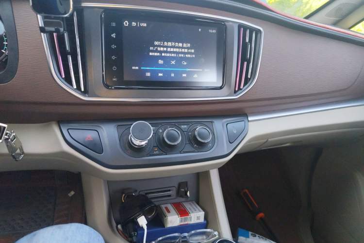 Used FORTHING Lingzhi 2020 M5L 1.6L Luxury 7-Seater Audio And AC Panel