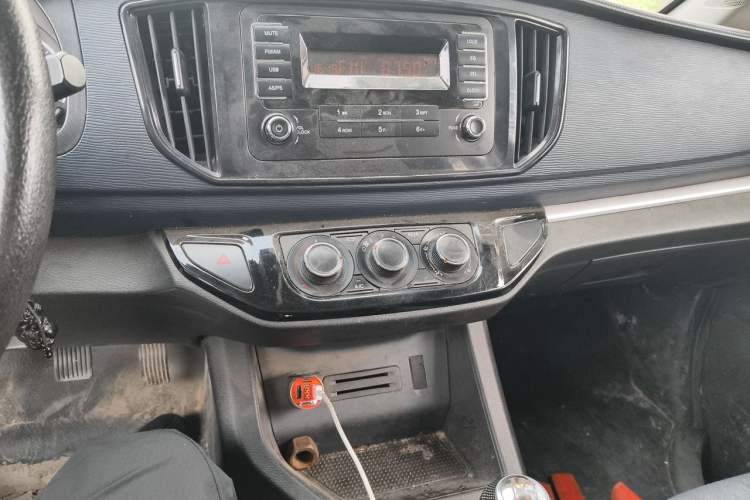 Used FORTHING Lingzhi 2020 M5L 1.6L Luxury 7-Seater Audio And AC Panel