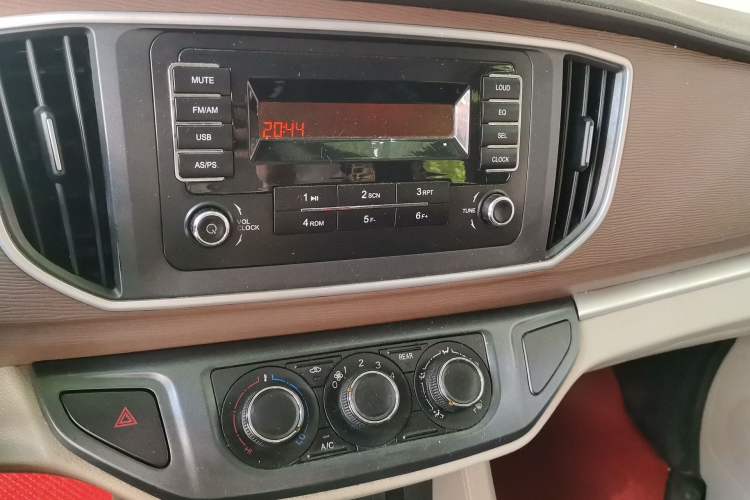 Used FORTHING Lingzhi 2020 M5L 2.0L Base Model 7 Seats Audio And AC Panel