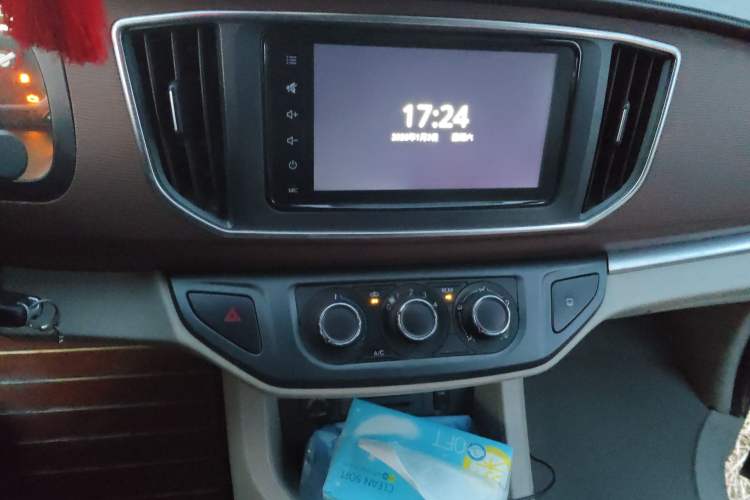 Used FORTHING Lingzhi 2020 M5L 1.6L Luxury 7-Seater Audio And AC Panel