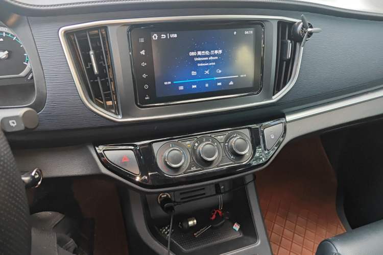 Used FORTHING Lingzhi 2020 M5L 1.6L Luxury 7-Seater Audio And AC Panel