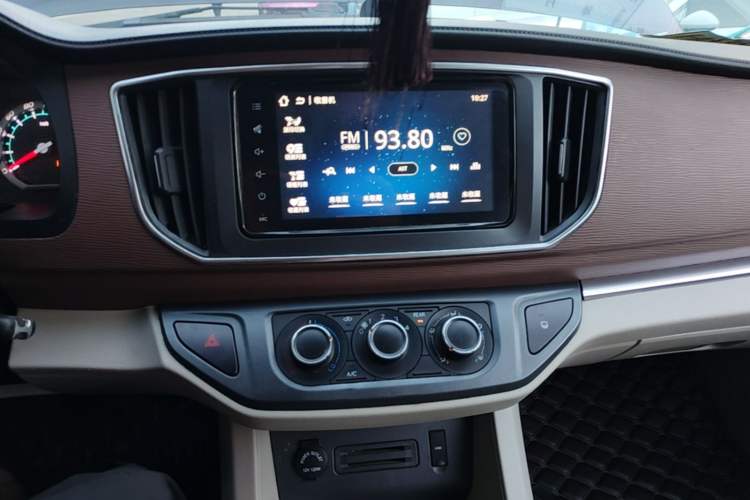 Used FORTHING Lingzhi 2020 M5L 1.6L Luxury 7-Seater Audio And AC Panel