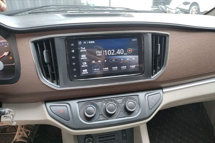 Used FORTHING Lingzhi 2020 M5L 1.6L Luxury 7-Seater Audio And AC Panel
