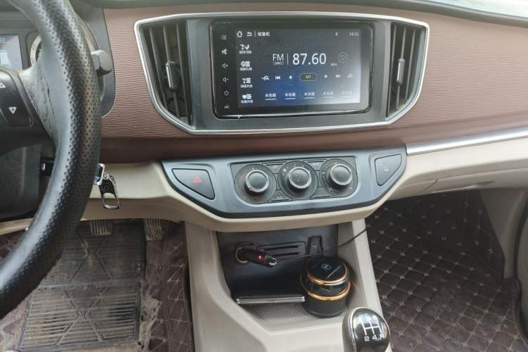 Used FORTHING Lingzhi 2020 M5L 1.6L Luxury 7-Seater Audio And AC Panel