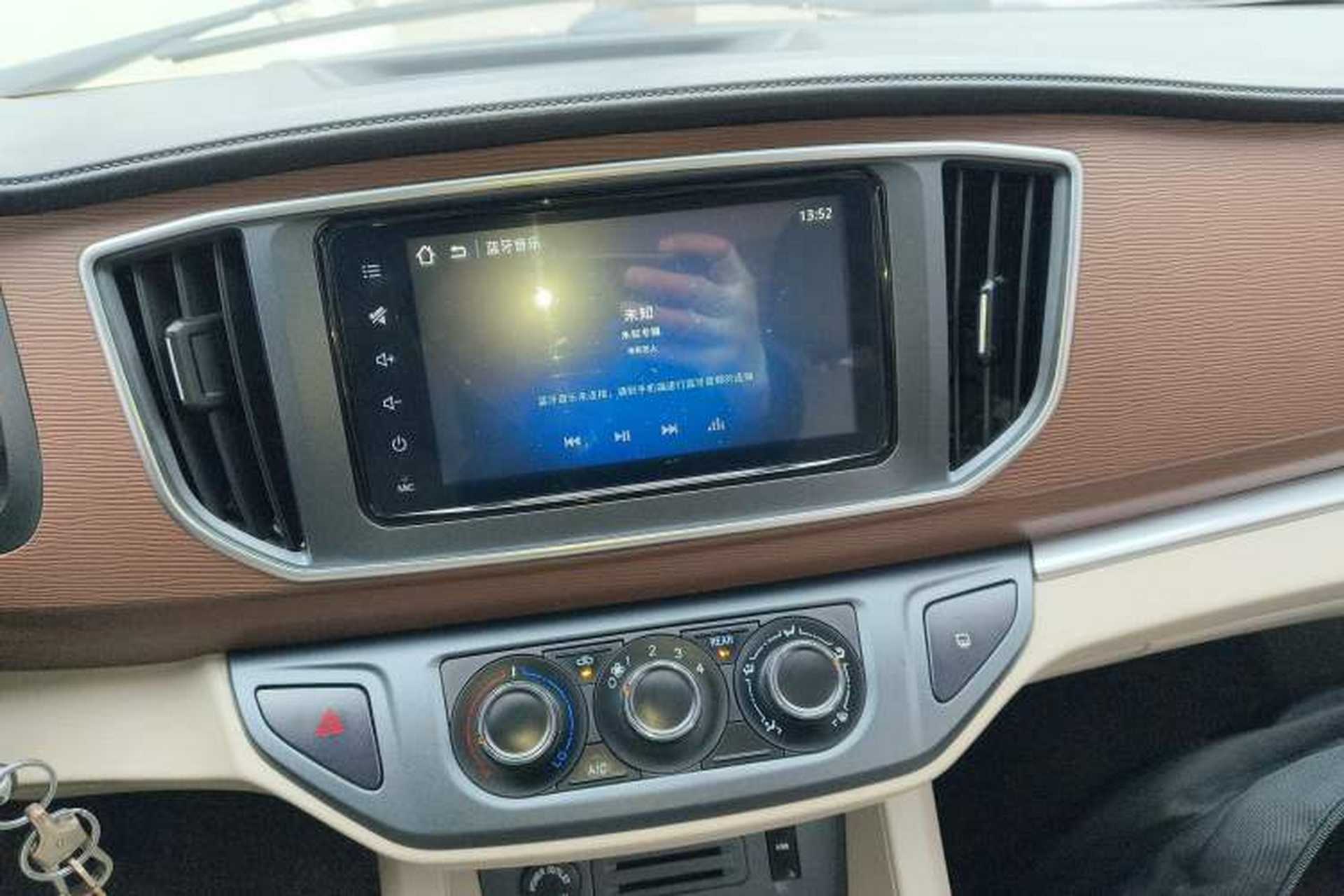 Used FORTHING Lingzhi 2020 M5L 1.6L Luxury 7-Seater Audio And AC Panel