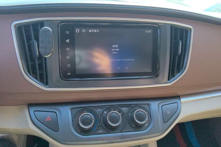 Used FORTHING Lingzhi 2020 M5L 1.6L Luxury 7-Seater Audio And AC Panel