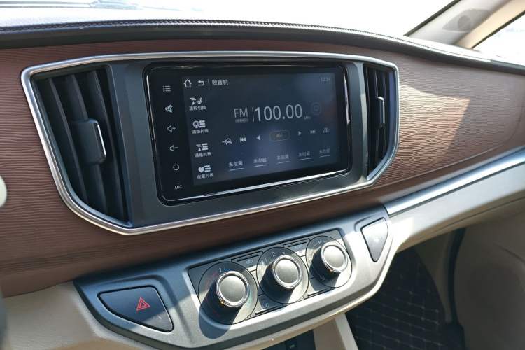 Used FORTHING Lingzhi 2020 M5L 1.6L Luxury 7-Seater Audio And AC Panel