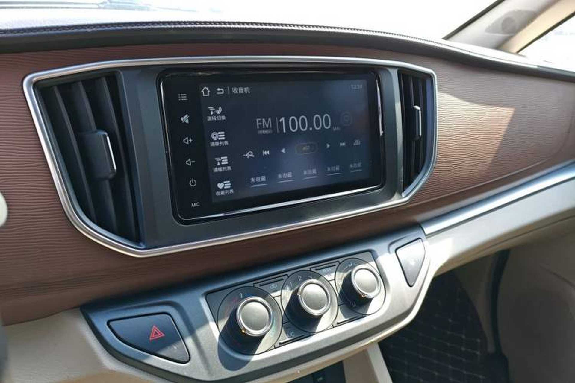 Used FORTHING Lingzhi 2020 M5L 1.6L Luxury 7-Seater Audio And AC Panel