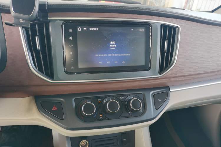 Used FORTHING Lingzhi 2020 M5L 1.6L Luxury 7-Seater Audio And AC Panel