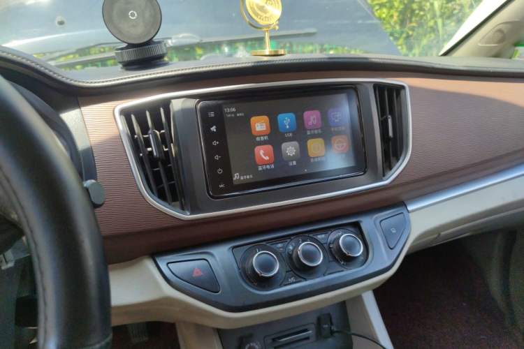 Used FORTHING Lingzhi 2020 M5 1.6L Luxury 7-Seater Audio And AC Panel