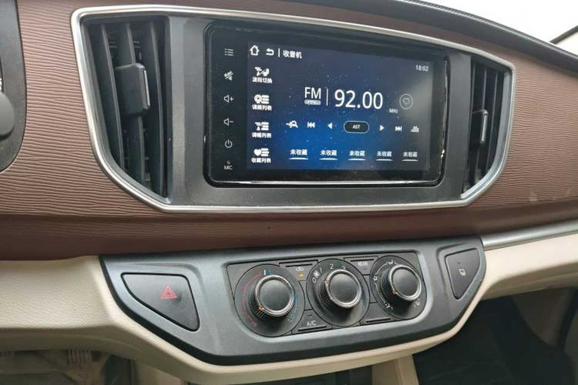 Used FORTHING Lingzhi 2020 M5L 1.6L Luxury 7-Seater Audio And AC Panel