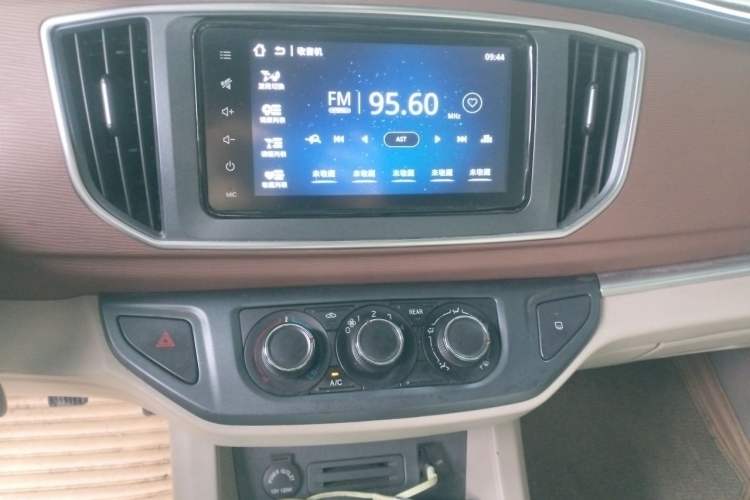 Used FORTHING Lingzhi 2020 M5L 1.6L Luxury 7-Seater Audio And AC Panel