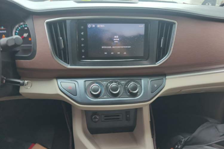 Used FORTHING Lingzhi 2020 M5L 1.6L Luxury 7-Seater Audio And AC Panel