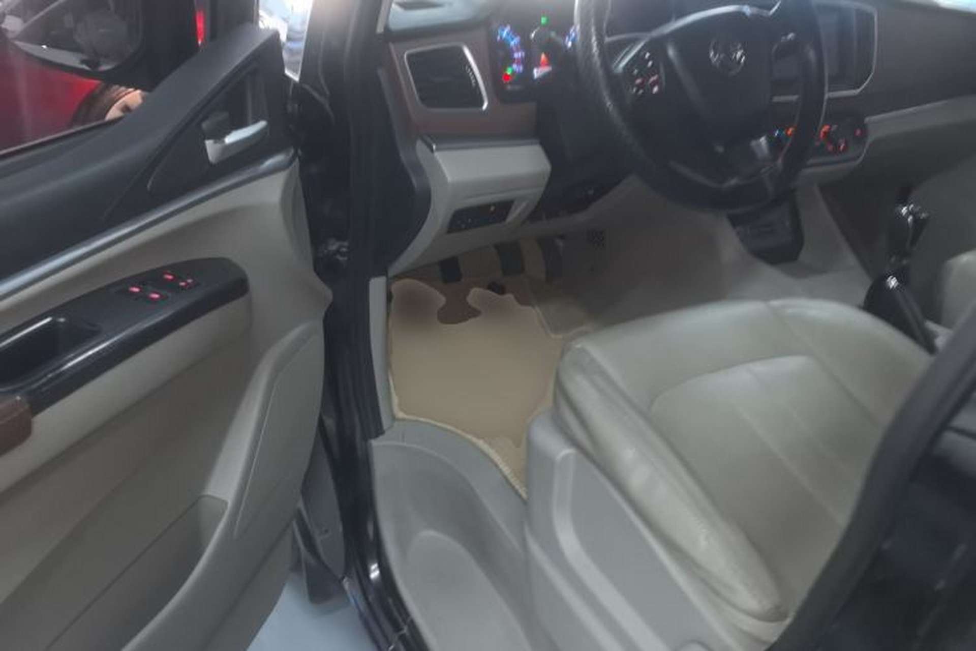 Used FORTHING Lingzhi 2020 M5L 1.6L Luxury 7-Seater Driver Seat