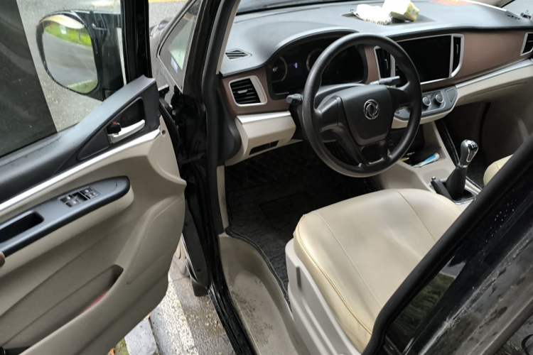 Used FORTHING Lingzhi 2020 M5L 1.6L Comfort Edition 9 Seats Driver Seat