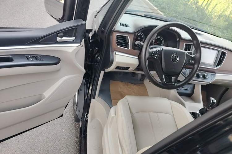 Used FORTHING Lingzhi 2020 M5L 1.6L Luxury 7-Seater Driver Seat