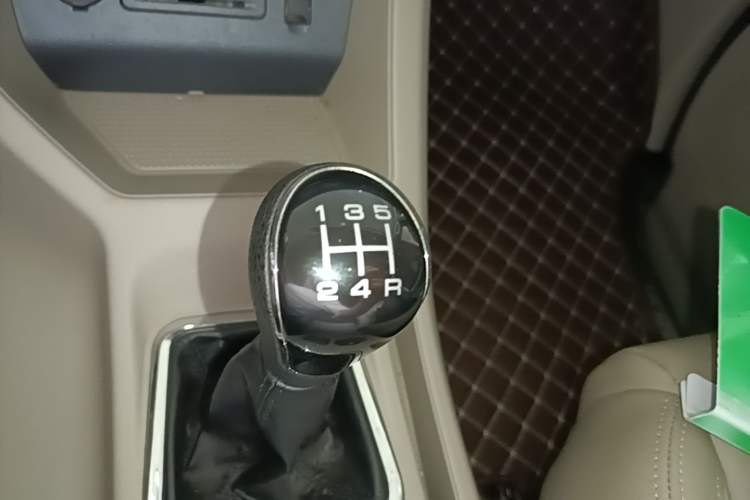 Used FORTHING Lingzhi 2020 M5L 1.6L Luxury 7-Seater Gear Lever