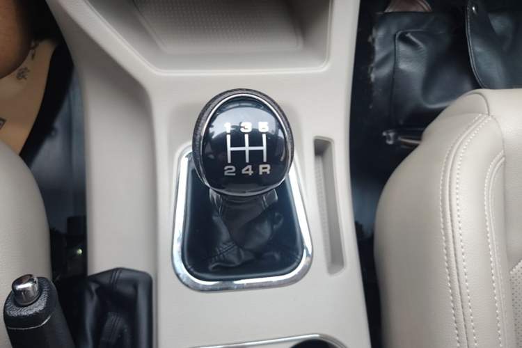 Used FORTHING Lingzhi 2020 M5L 1.6L Luxury 7-Seater Gear Lever