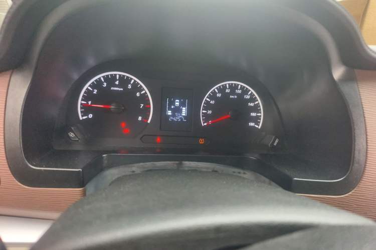 Used FORTHING Lingzhi 2020 M5 1.6L Practical Model Odometer Close Up