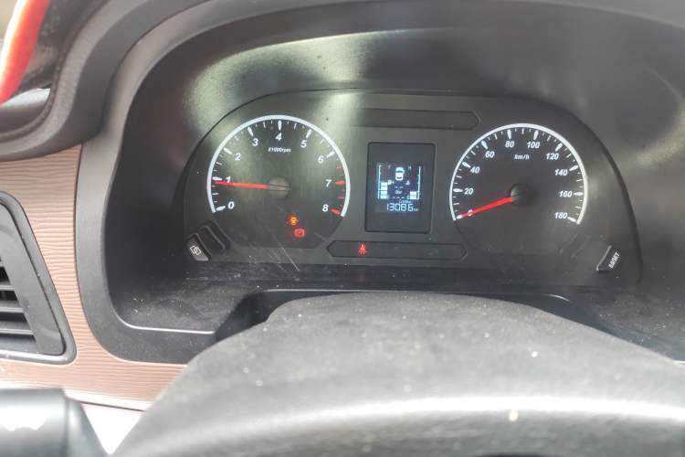 Used FORTHING Lingzhi 2020 M5 1.6L Practical Model Odometer Close Up