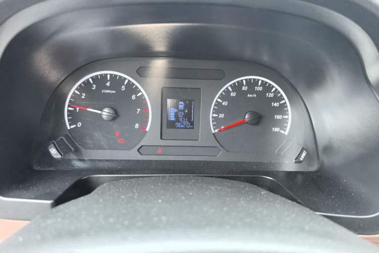 Used FORTHING Lingzhi 2020 M5 1.6L Practical Model Odometer Close Up