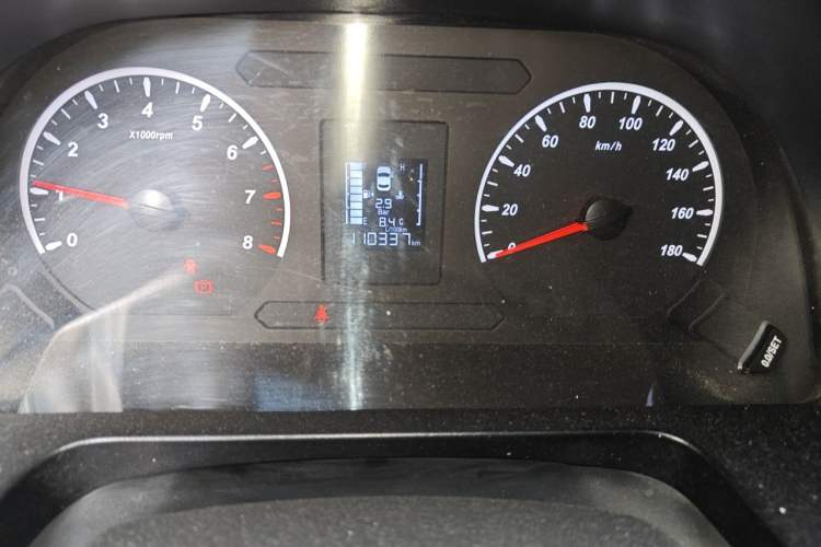 Used FORTHING Lingzhi 2020 M5 1.6L Practical Model Odometer Close Up